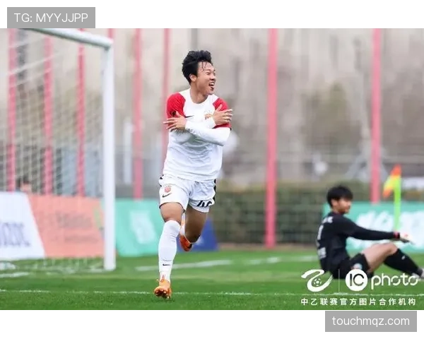 上海海港近期中场运转效率提升,在联赛关键阶段为争冠增添稳定性因素。 上海海港近期中场运转效率提升,在联赛关键阶段为争冠增添稳定性因素。